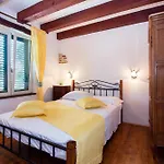 Villa Bajici 11328 *
