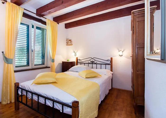 Villa Bajici 11328 *